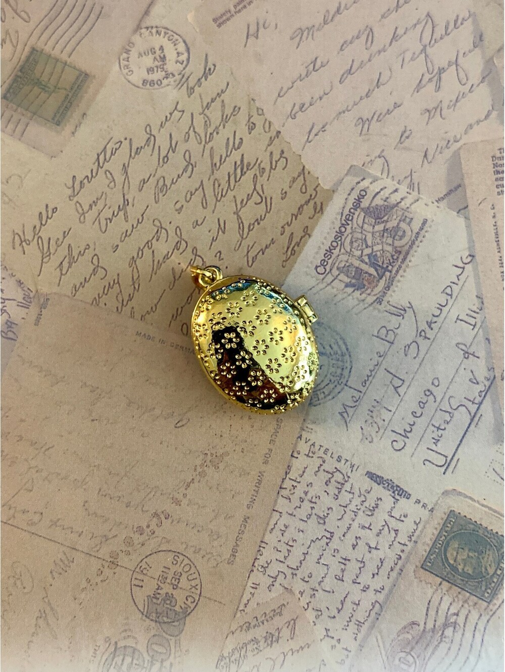 Charming Floral Enamel Oval Locket Pendant with Gold Tone Finish - Picture 3 of 4